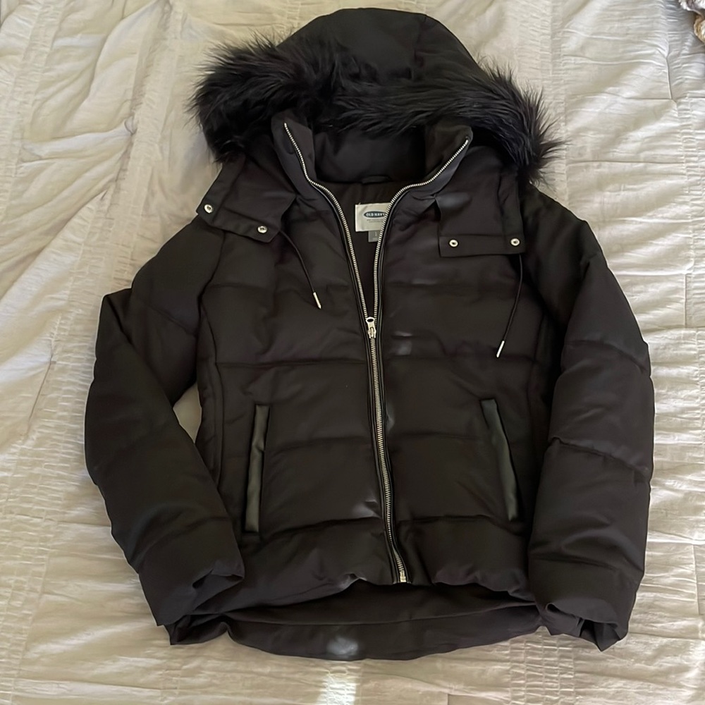 Women’s Old Navy hooded winter coat with fur detail. Size small
